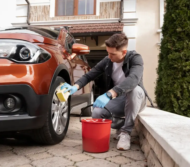 Lavage auto à domicile Vayres-sur-Essonne : professionnel intervenant sur un véhicule